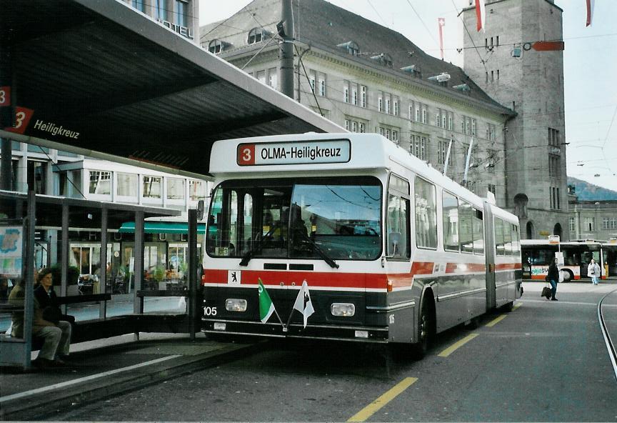 (111'605) - VBSG St. Gallen - Nr. 105 - Saurer/Hess Gelenktrolleybus am 13. Oktober 2008 beim Bahnhof St. Gallen