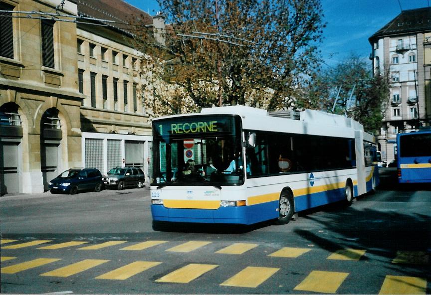 (112'026) - TC La Chaux-de-Fonds - Nr. 123 - NAW/Hess Gelenktrolleybus am 10. November 2008 beim Bahnhof La Chaux-de-Fonds