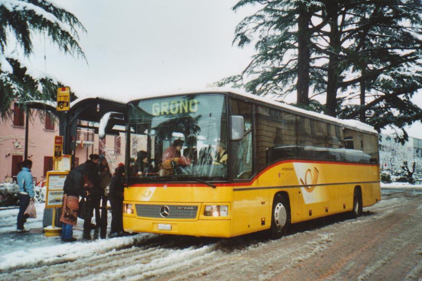 (112'716) - AutoPostale Ticino - TI 215'320 - Mercedes (ex P 25'525) am 10. Dezember 2008 beim Bahnhof Bellinzona