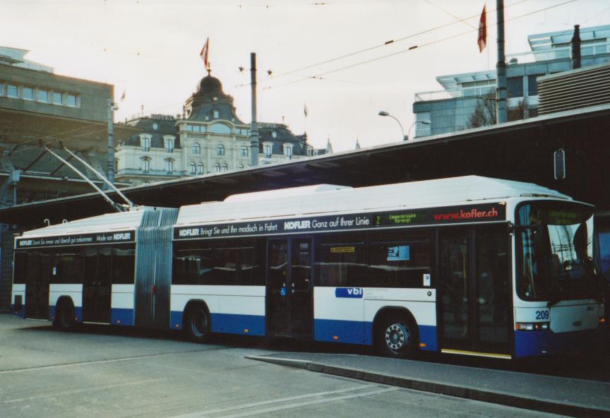 (113'422) - VBL Luzern - Nr. 209 - Hess/Hess Gelenktrolleybus am 26. Dezember 2008 beim Bahnhof Luzern