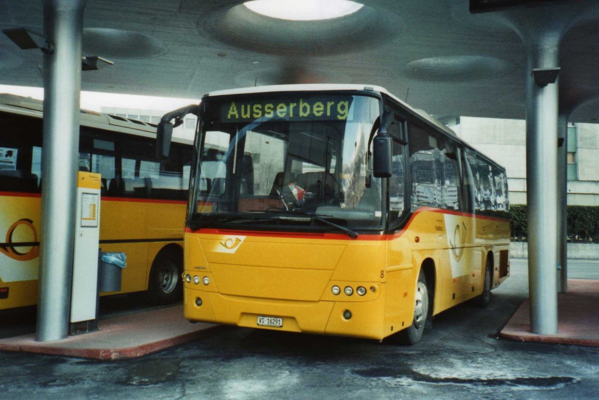 (114'335) - Bumann, Ausserberg - Nr. 8/VS 16'291 - Volvo am 15. Februar 2009 beim Bahnhof Visp