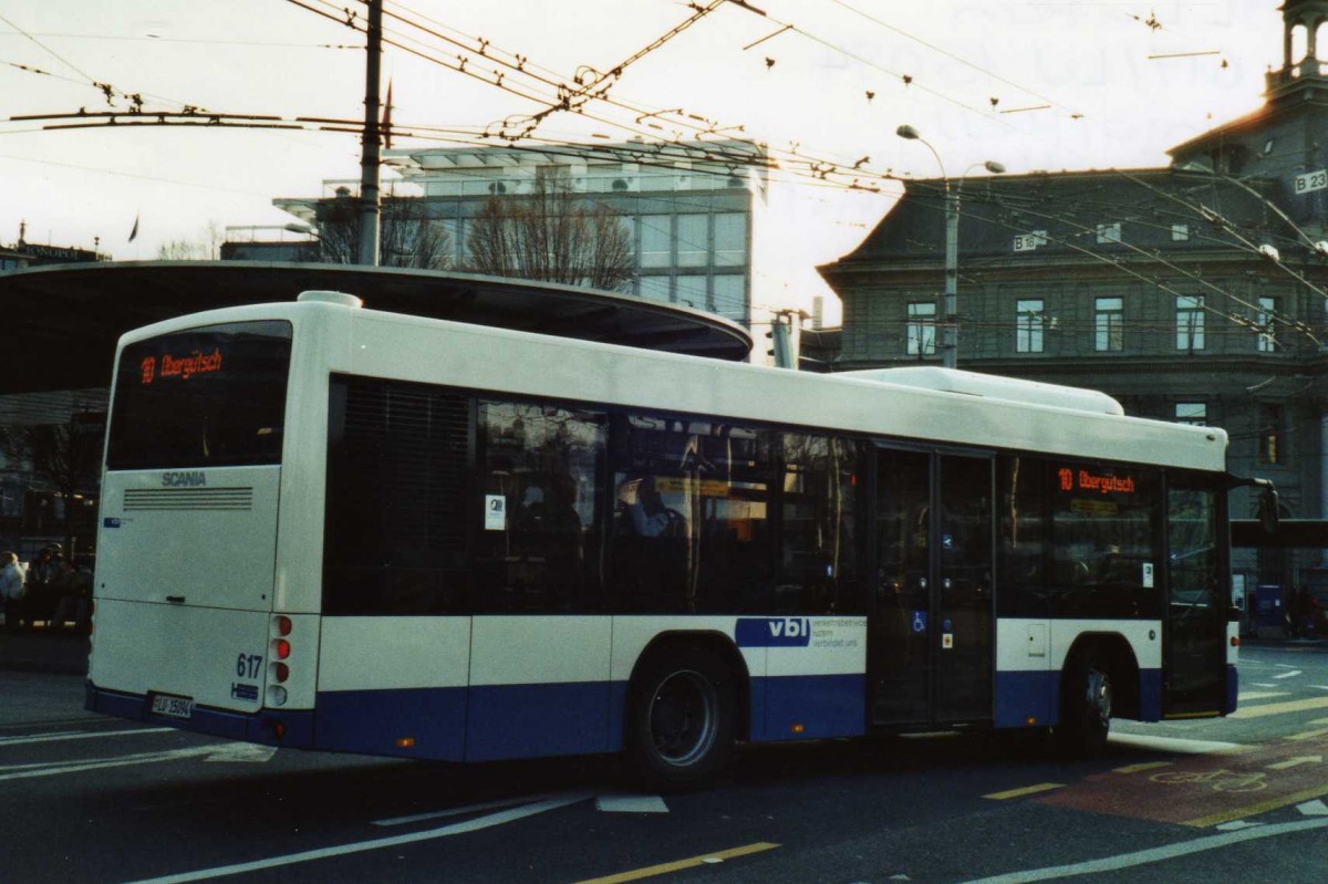 (114'805) - VBL Luzern - Nr. 617/LU 15'094 - Scania/Hess am 7. Mrz 2009 beim Bahnhof Luzern