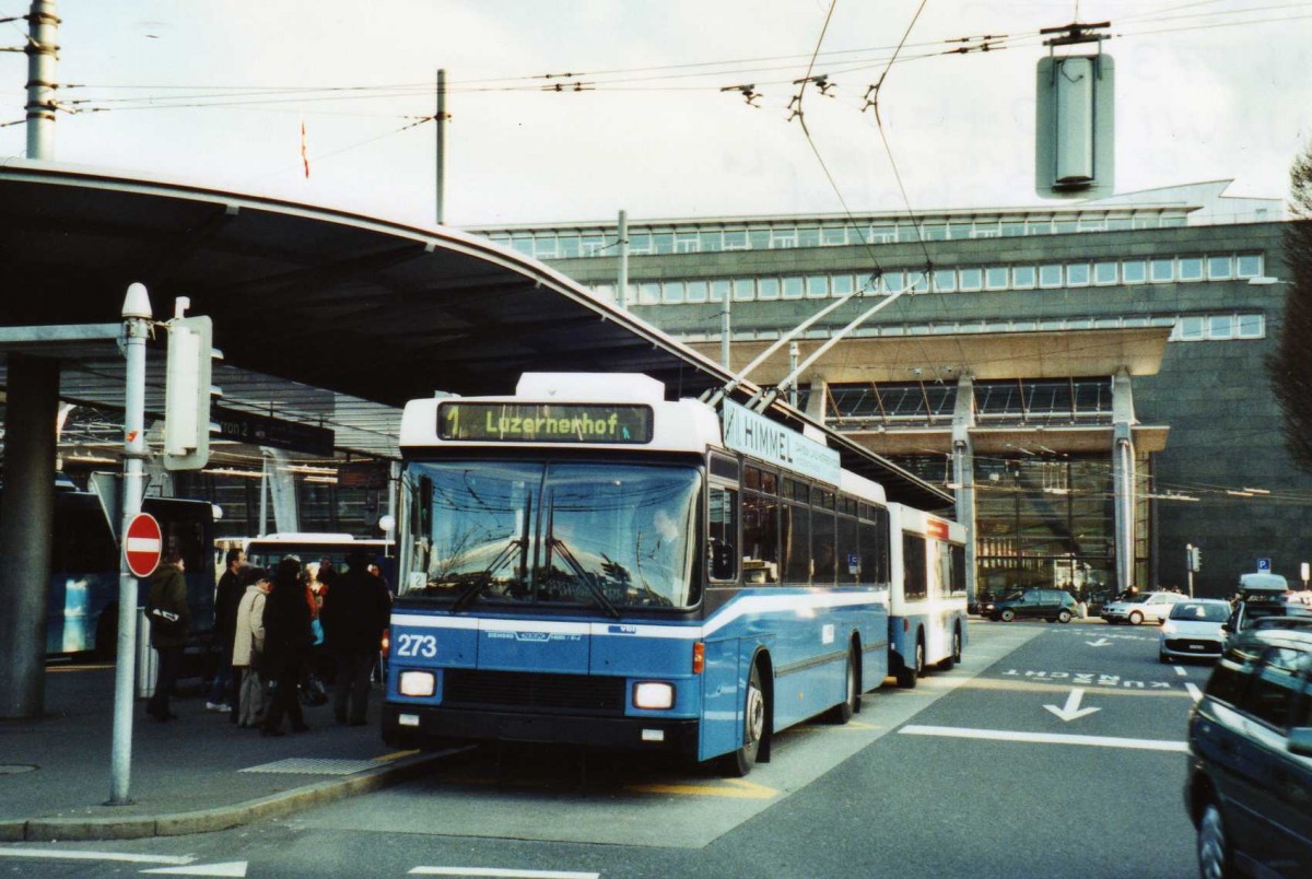 (114'808) - VBL Luzern - Nr. 273 - NAW/R&J-Hess Trolleybus am 7. Mrz 2009 beim Bahnhof Luzern