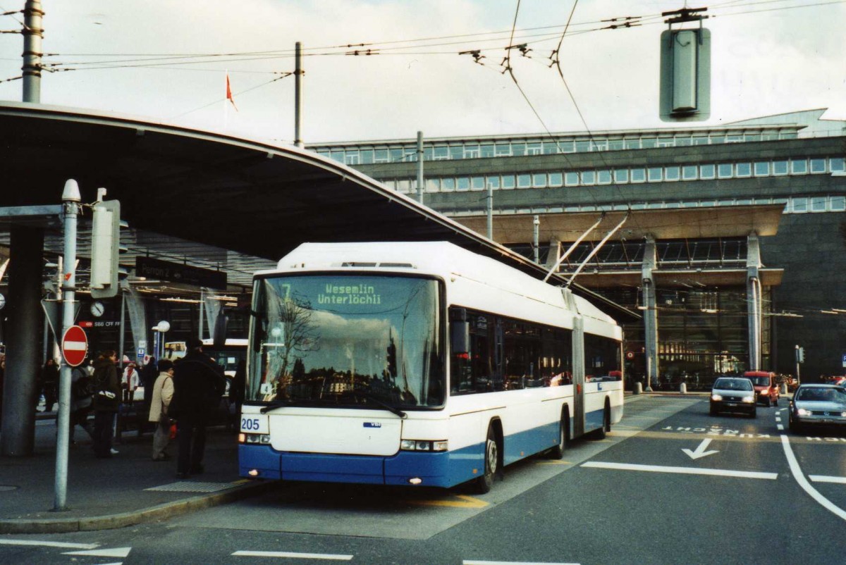 (114'812) - VBL Luzern - Nr. 205 - Hess/Hess Gelenktrolleybus am 7. Mrz 2009 beim Bahnhof Luzern