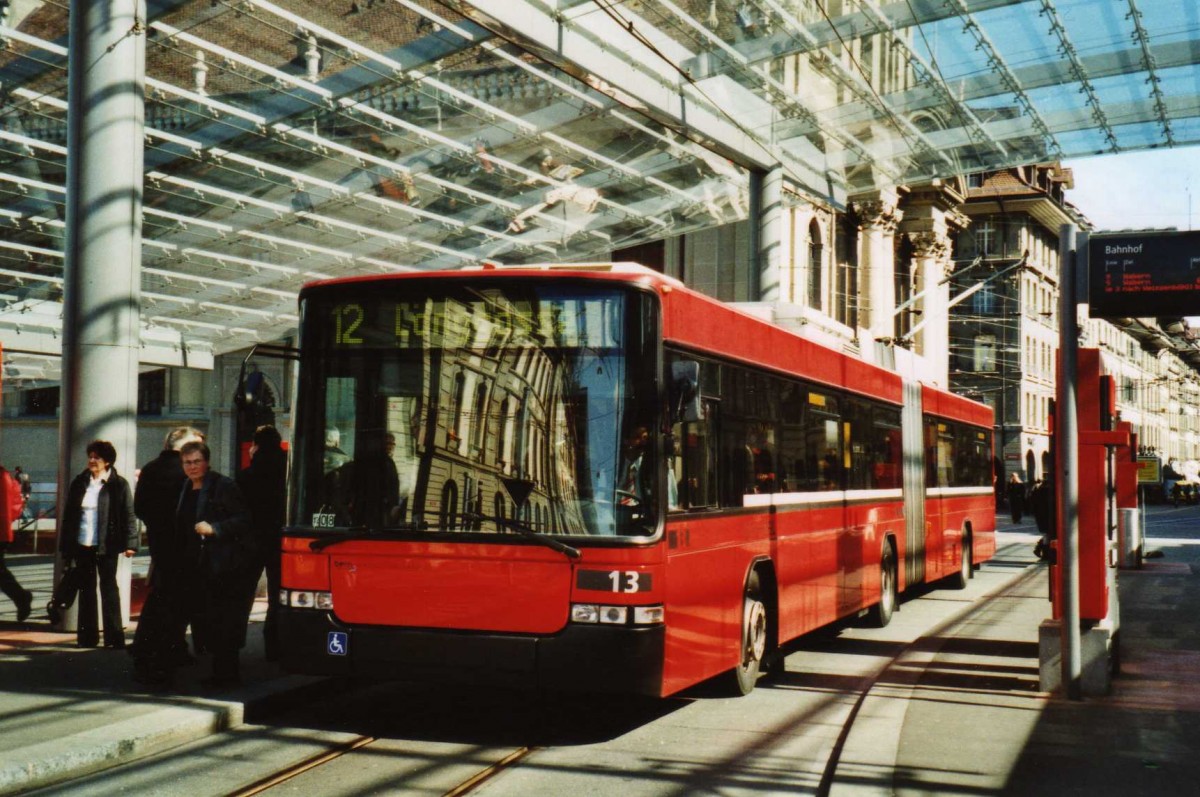 (115'213) - Bernmobil, Bern - Nr. 13 - NAW/Hess Gelenktrolleybus am 16. Mrz 2009 beim Bahnhof Bern