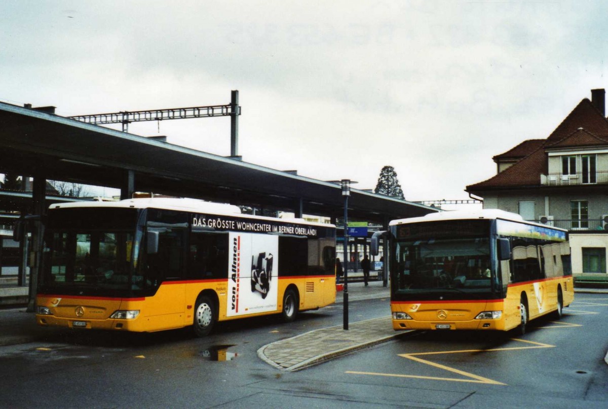 (115'521) - PostAuto Bern - BE 653'382 + BE 653'385 - Mercedes am 30. Mrz 2009 beim Bahnhof Spiez