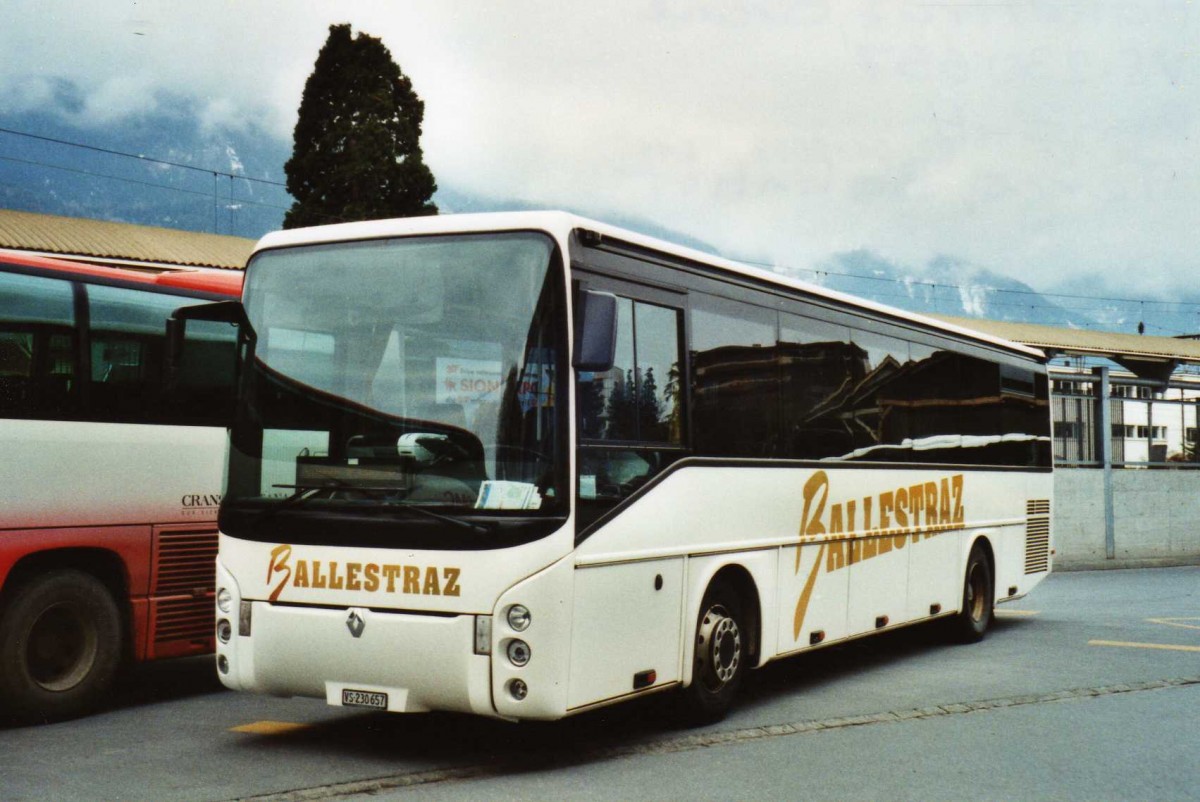 (115'533) - Ballestraz, Grne - VS 230'657 - Renault am 30. Mrz 2009 beim Bahnhof Sierre