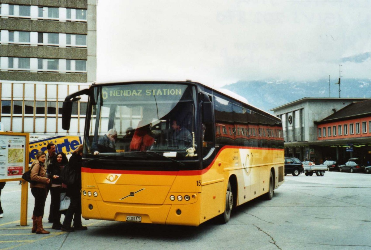 (115'606) - Lathion, Sion - Nr. 15/VS 202'870 - Volvo am 30. Mrz 2009 beim Bahnhof Sion