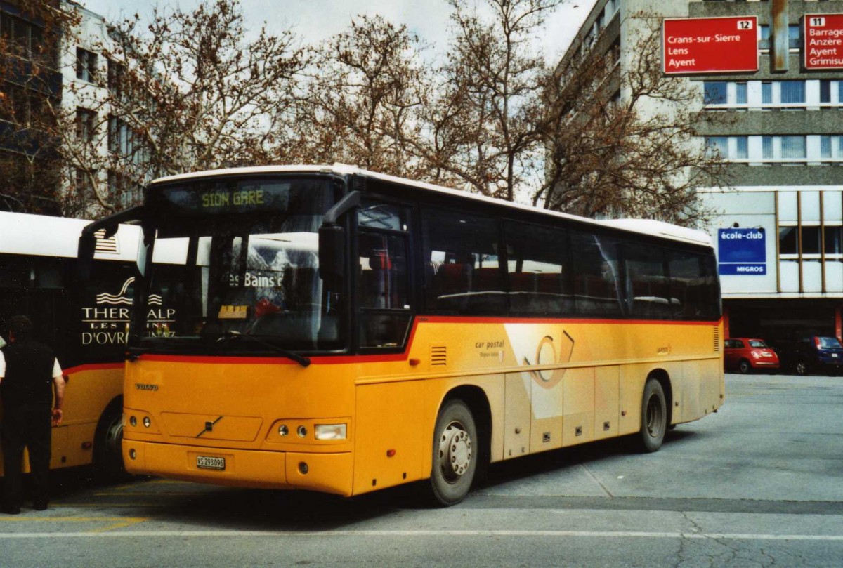 (115'636) - PostAuto Wallis - Nr. 23/VS 293'096 - Volvo am 30. Mrz 2009 beim Bahnhof Sion