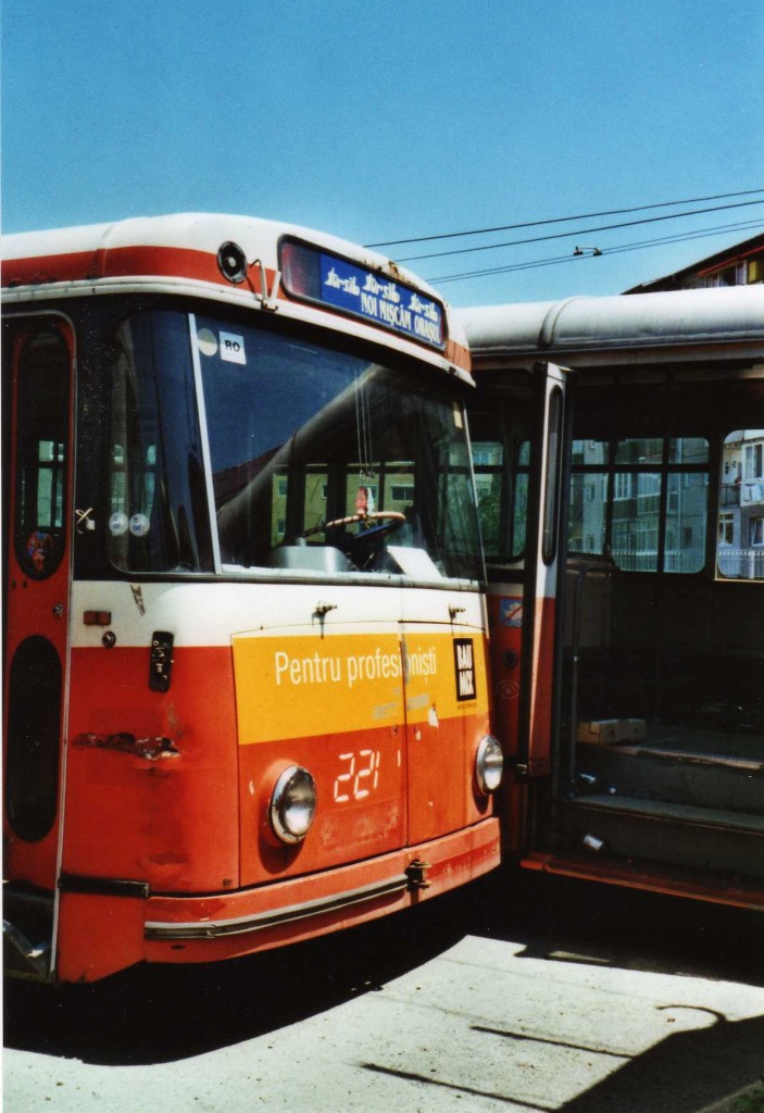 (116'916) - Tursib, Sibiu - Nr. 221 - FBW/R&J Trolleybus (ex Nr. 685; ex VB Biel Nr. 2) am 27. Mai 2009 in Sibiu, Depot (Teilaufnahme)