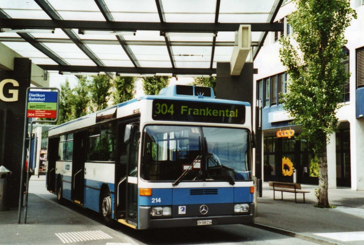 (117'414) - VBZ Zrich - Nr. 214/ZH 588'214 - Mercedes am 8. Juni 2009 beim Bahnhof Dietikon