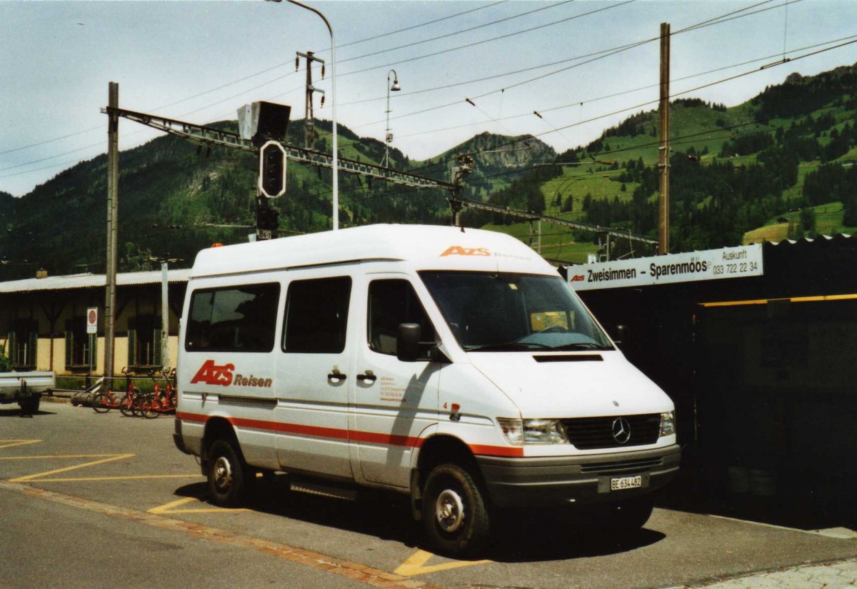 (117'703) - AZS Zweisimmen - Nr. 4/BE 634'482 - Mercedes am 14. Juni 2009 beim Bahnhof Zweisimmen