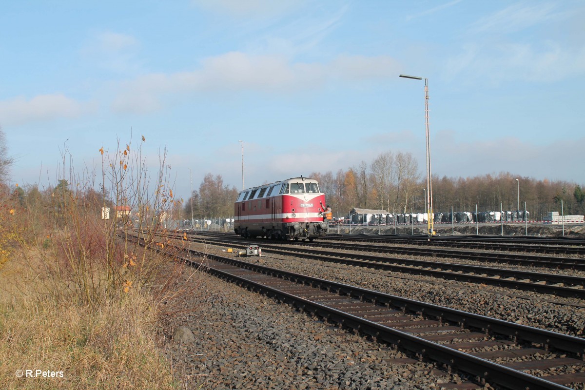 118 770 hing am Zugschluss vom Holzzug, hier setzt sie in Wiesau um. 22.11.14
