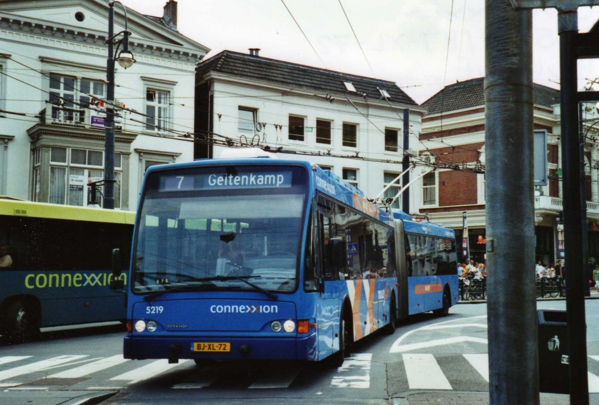 (118'134) - Connexxion - Nr. 5219/BJ-XL-72 - Berkhof Gelenktrolleybus am 5. Juli 2009 beim Bahnhof Arnhem