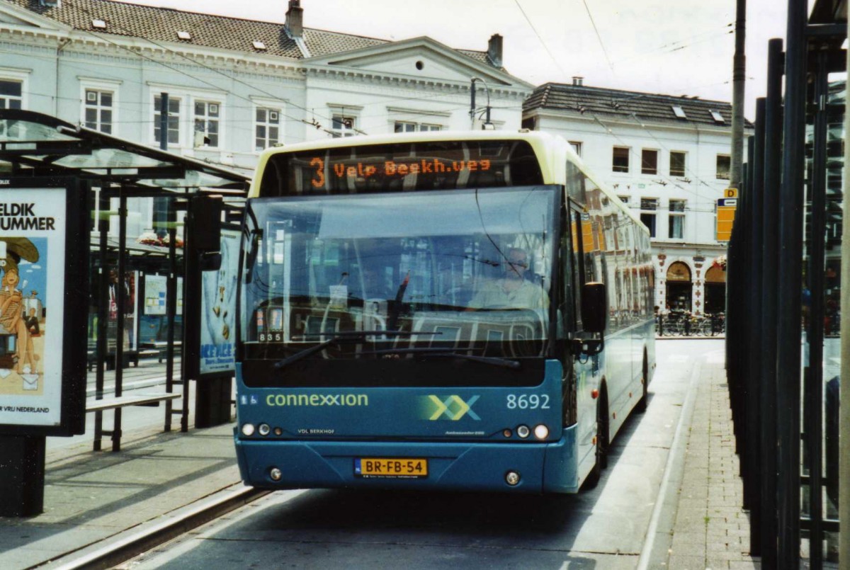 (118'202) - Connexxion - Nr. 8692/BR-FB-54 - VDL Berkhof am 5. Juli 2009 beim Bahnhof Arnhem