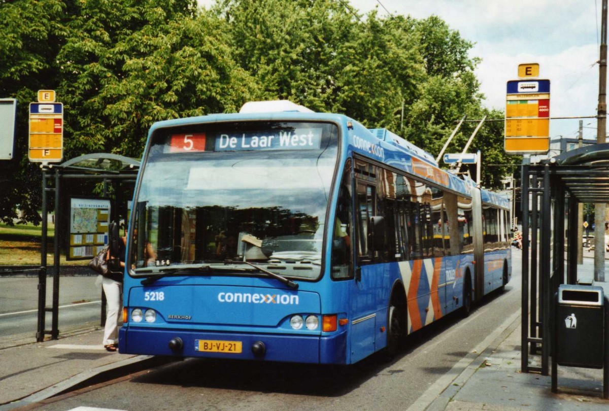 (118'206) - Connexxion - Nr. 5218/BJ-VJ-21 - Berkhof Gelenktrolleybus am 5. Juli 2009 beim Bahnhof Arnhem