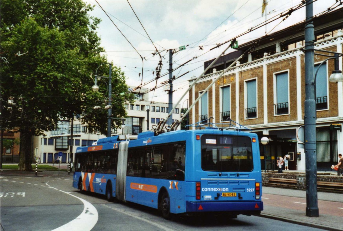 (118'209) - Connexxion - Nr. 5227/BL-VX-82 - Berkhof Gelenktrolleybus am 5. Juli 2009 beim Bahnhof Arnhem