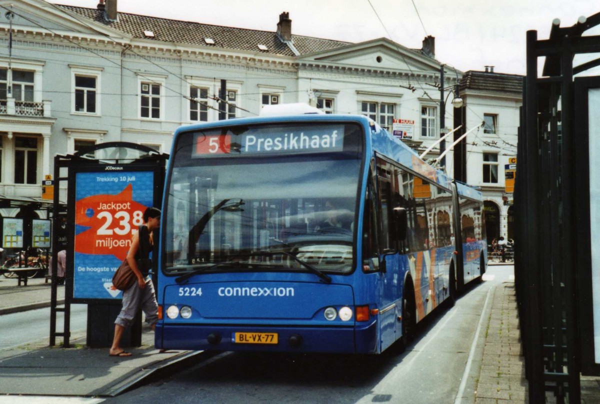 (118'210) - Connexxion - Nr. 5224/BL-VX-77 - Berkhof Gelenktrolleybus am 5. Juli 2009 beim Bahnhof Arnhem