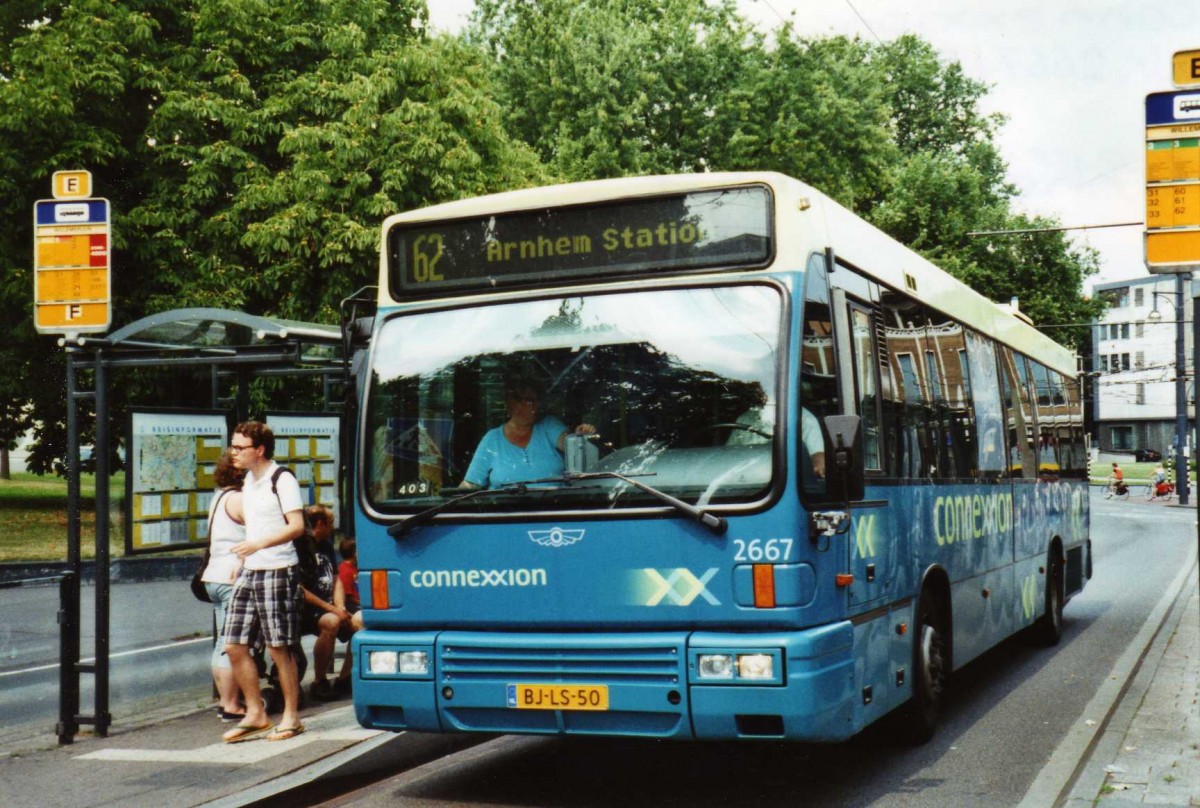 (118'218) - Connexxion - Nr. 2667/BJ-LS-50 - Den Oudsten am 5. Juli 2009 beim Bahnhof Arnhem
