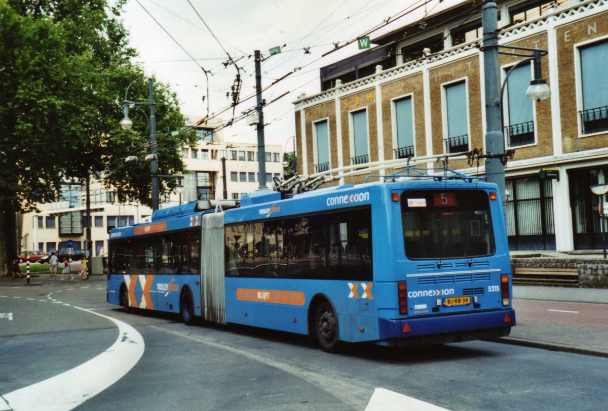(118'219) - Connexxion - Nr. 5215/BJ-RB-34 - Berkhof Gelenktrolleybus am 5. Juli 2009 beim Bahnhof Arnhem