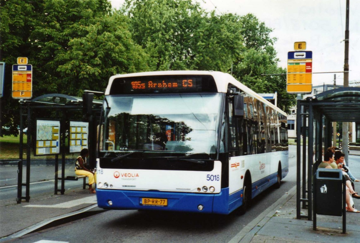 (118'226) - VEOLIA - Nr. 5018/BP-RR-77 - VDL Berkhof am 5. Juli 2009 beim Bahnhof Arnhem