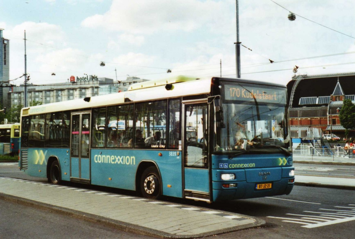 (118'404) - Connexxion - Nr. 3839/BT-JZ-21 - MAN am 6. Juli 2009 beim Bahnhof Amsterdam