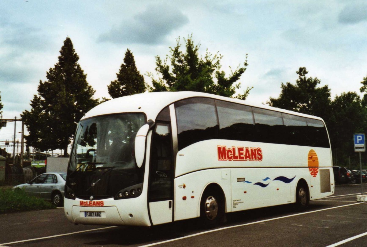 (119'324) - Aus England: McLeans, Witney - FJ07 ABZ - Volvo/Sunsundegui am 30. Juli 2009 in Thun, Seestrasse