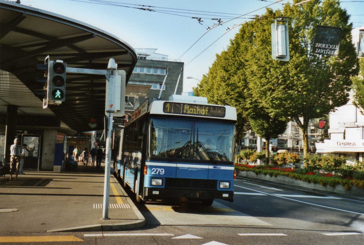 (119'626) - VBL Luzern - Nr. 279 - NAW/R&J-Hess Trolleybus am 15. August 2009 beim Bahnhof Luzern