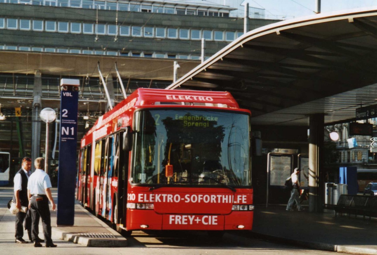 (119'628) - VBL Luzern - Nr. 210 - Hess/Hess Gelenktrolleybus am 15. August 2009 beim Bahnhof Luzern
