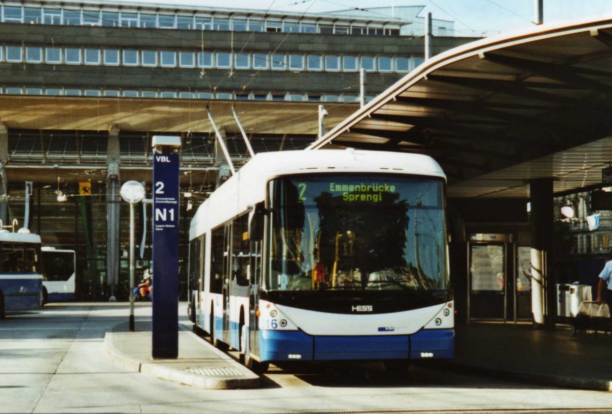 (119'715) - VBL Luzern - Nr. 216 - Hess/Hess Gelenktrolleybus am 15. August 2009 beim Bahnhof Luzern