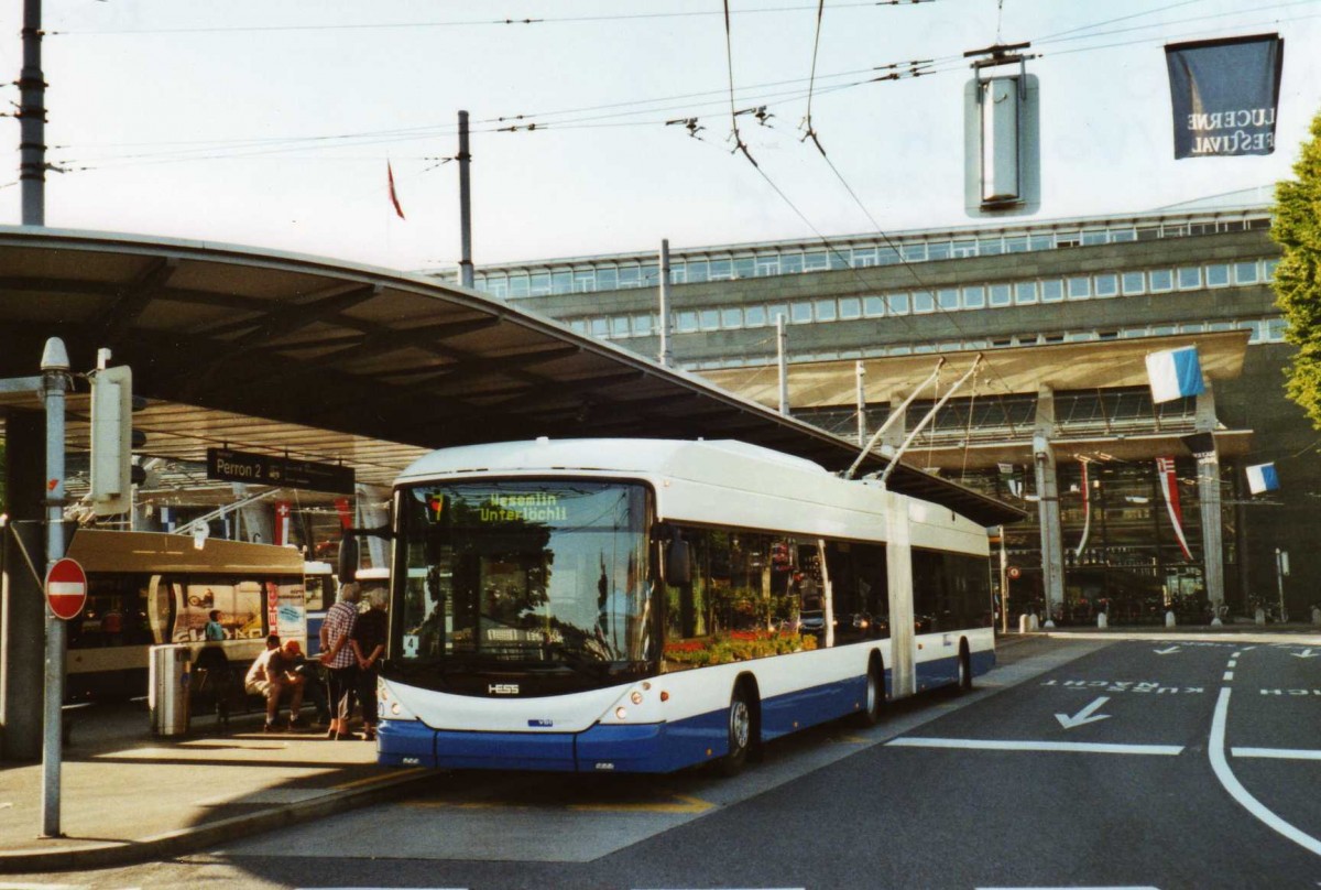 (119'716) - VBL Luzern - Nr. 220 - Hess/Hess Gelenktrolleybus am 15. August 2009 beim Bahnhof Luzern