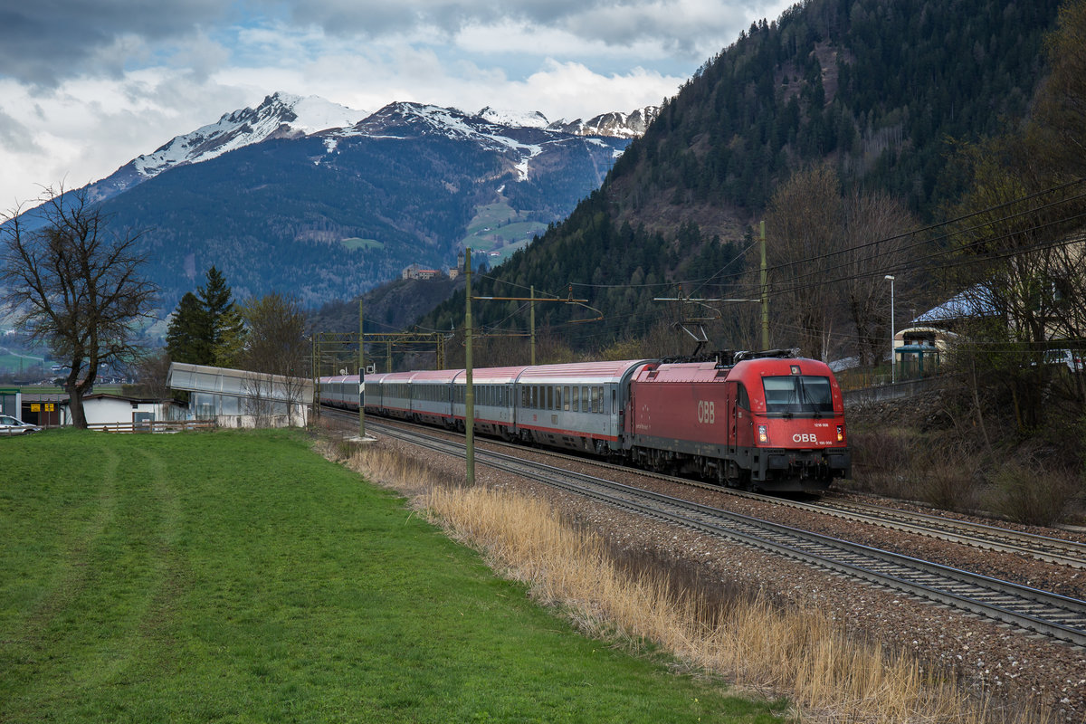 1216 006 war am 7. April 2017 bei Freienfeld mit einem EC vom Brenner nach Verona unterwegs.