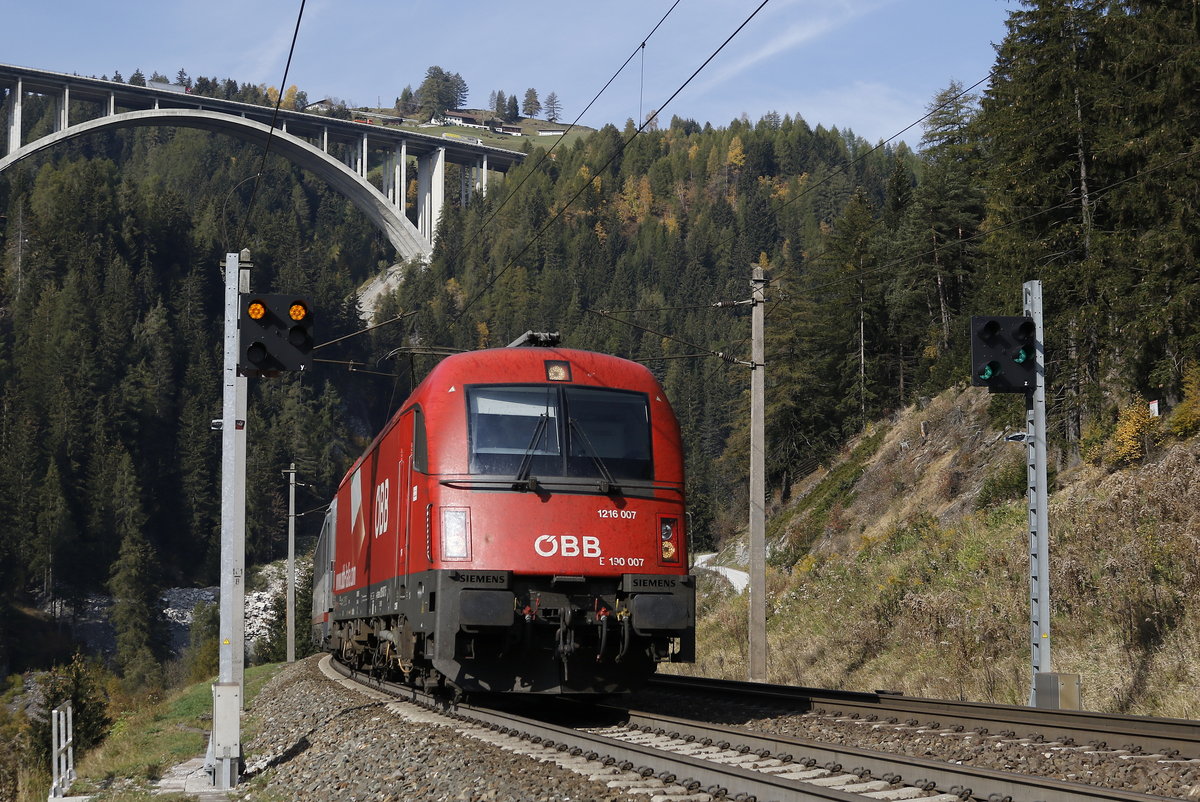 1216 007 mit einen  EC  auf dem Weg zum Brenner am 16. Oktober 2018 bei St. Jodok.