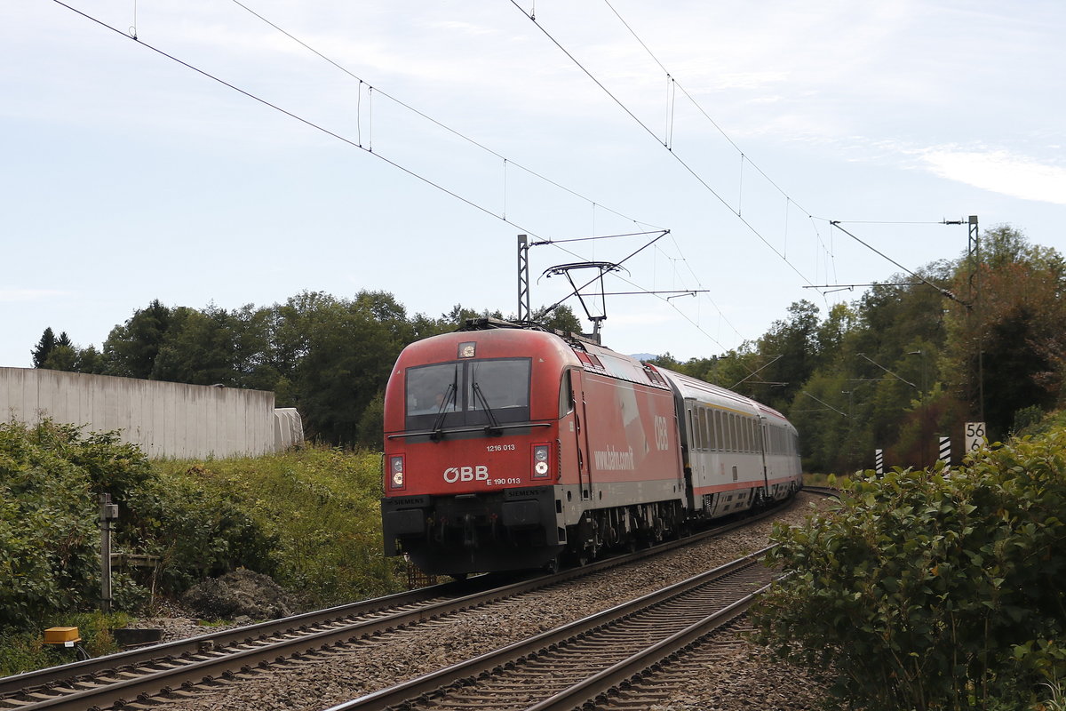 1216 013 war am 20. Oktober 2017 bei Vogl in Richtung Mnchen unterwegs.