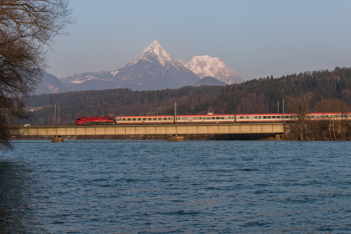 1216 018 in neuer  Railjet-Lackierung  am 19. Mrz 2016 auf der in Innbrcke bei Langkampfen.