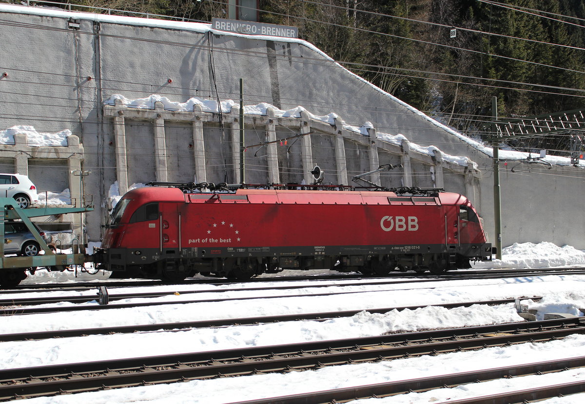 1216 021-6 am 19. Mrz 2016 im Bahnhof  Brenner .