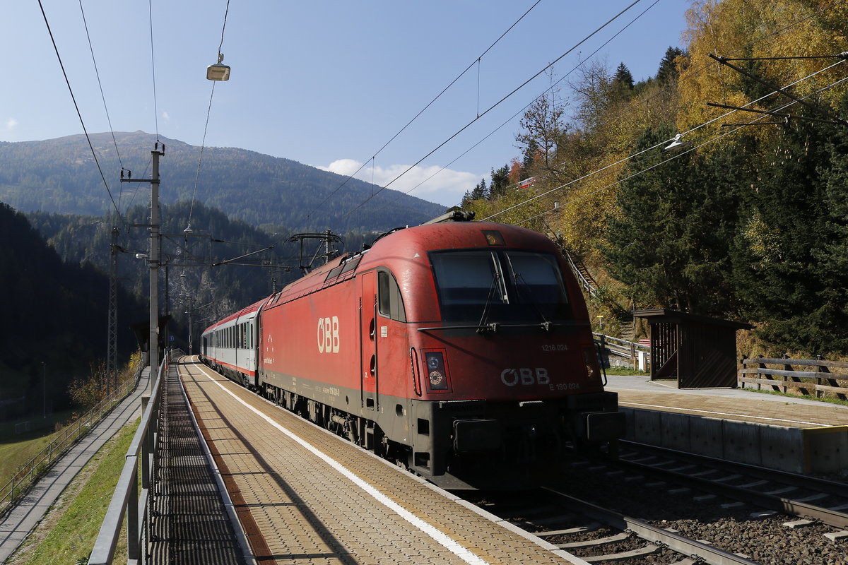 1216 024 mit einem  EC  aus Innsbruck kommend am 16. Oktober 2018 in St. Jodok.