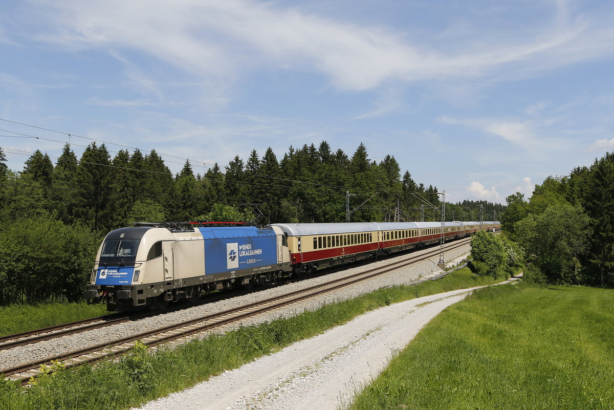 1216 954 befrderte den  AKE-Rheingold  von Salzburg nach Dortmund. Aufgenommen am 2. Juni 2019 bei Grabensttt im Chiemgau.