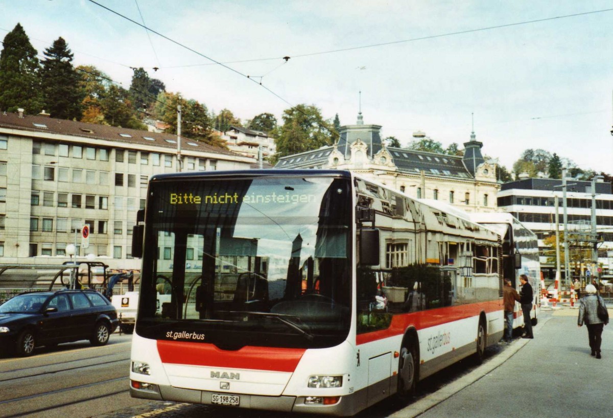 (121'625) - St. Gallerbus, St. Gallen - Nr. 258/SG 198'258 - MAN am 21. Oktober 2009 beim Bahnhof St. Gallen