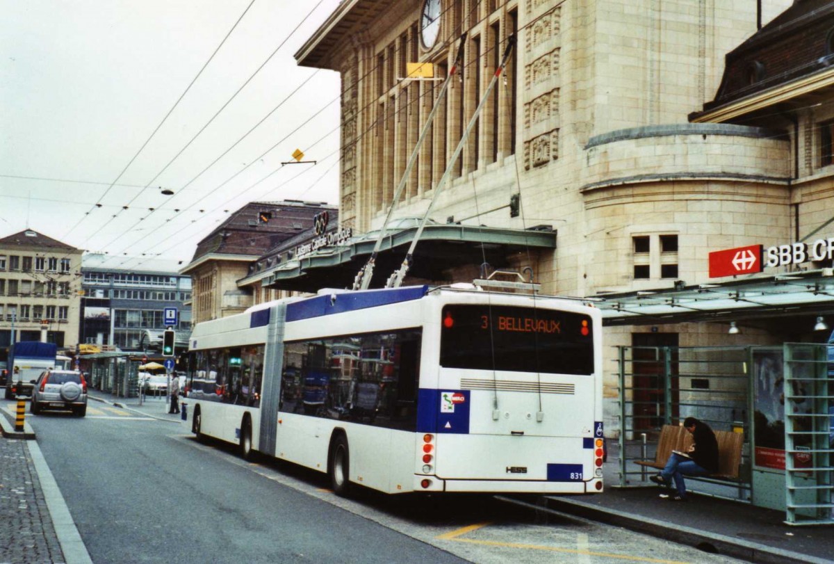 (122'226) - TL Lausanne - Nr. 831 - Hess/Hess Gelenktrolleybus am 19. November 2009 beim Bahnhof Lausanne