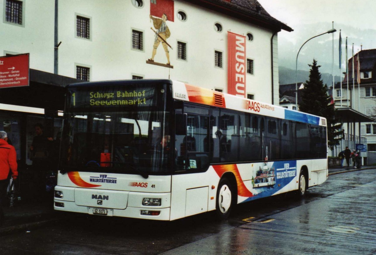 (122'630) - AAGS Schwyz - Nr. 41/SZ 5171 - MAN (ex Wegmller, Weggis) am 10. Dezember 2009 in Schwyz, Postplatz