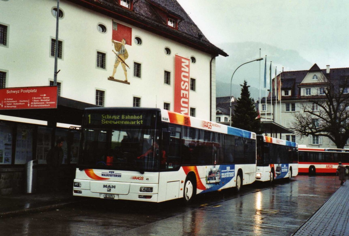 (122'632) - AAGS Schwyz - Nr. 41/SZ 5171 - MAN (ex Wegmller, Weggis) am 10. Dezember 2009 in Schwyz, Postplatz