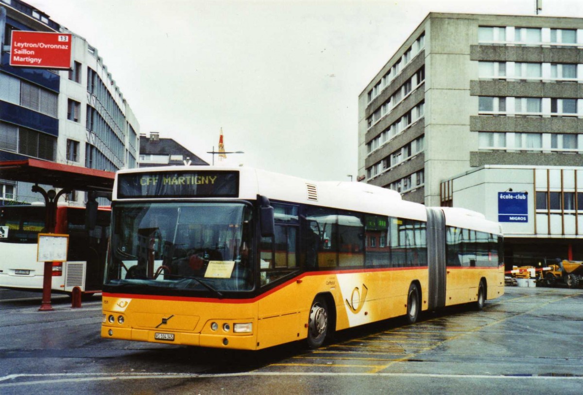 (122'801) - Buchard, Leytron - Nr. 151/VS 104'345 - Volvo am 12. Dezember 2009 beim Bahnhof Sion