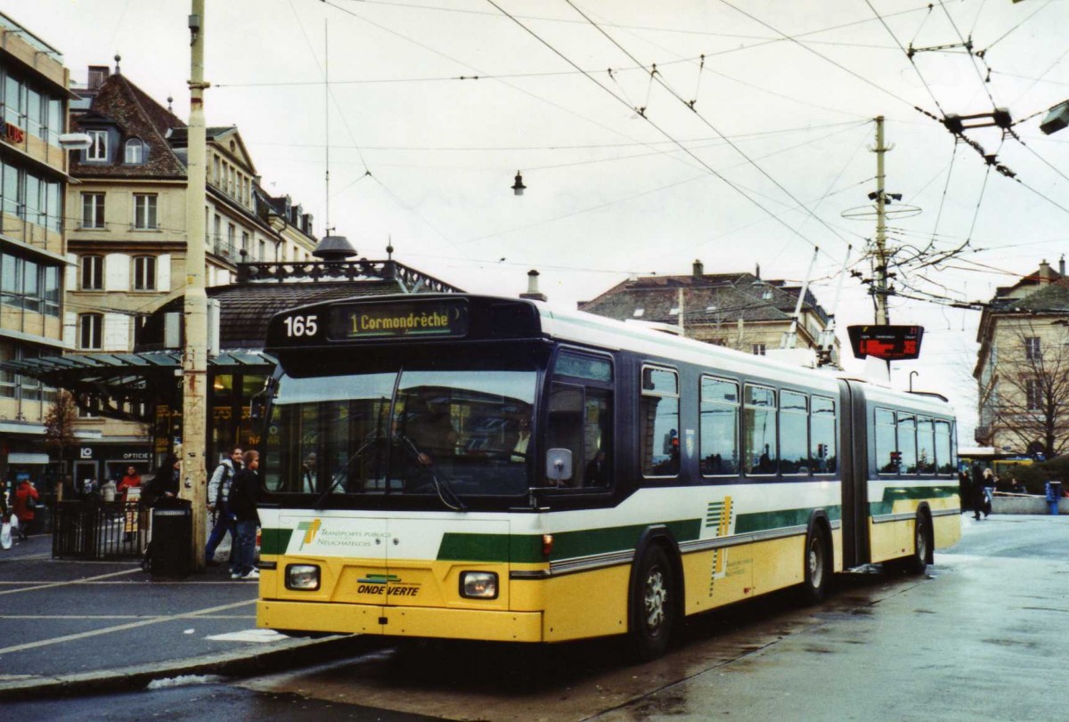 (123'332) - TN Neuchtel - Nr. 165 - FBW/Hess Gelenktrolleybus am 23. Dezember 2009 in Neuchtel, Place Pury