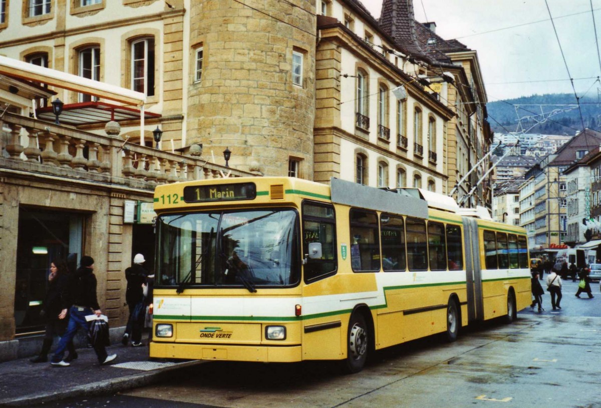 (123'333) - TN Neuchtel - Nr. 112 - NAW/Hess Gelenktrolleybus am 23. Dezember 2009 in Neuchtel, Place Pury