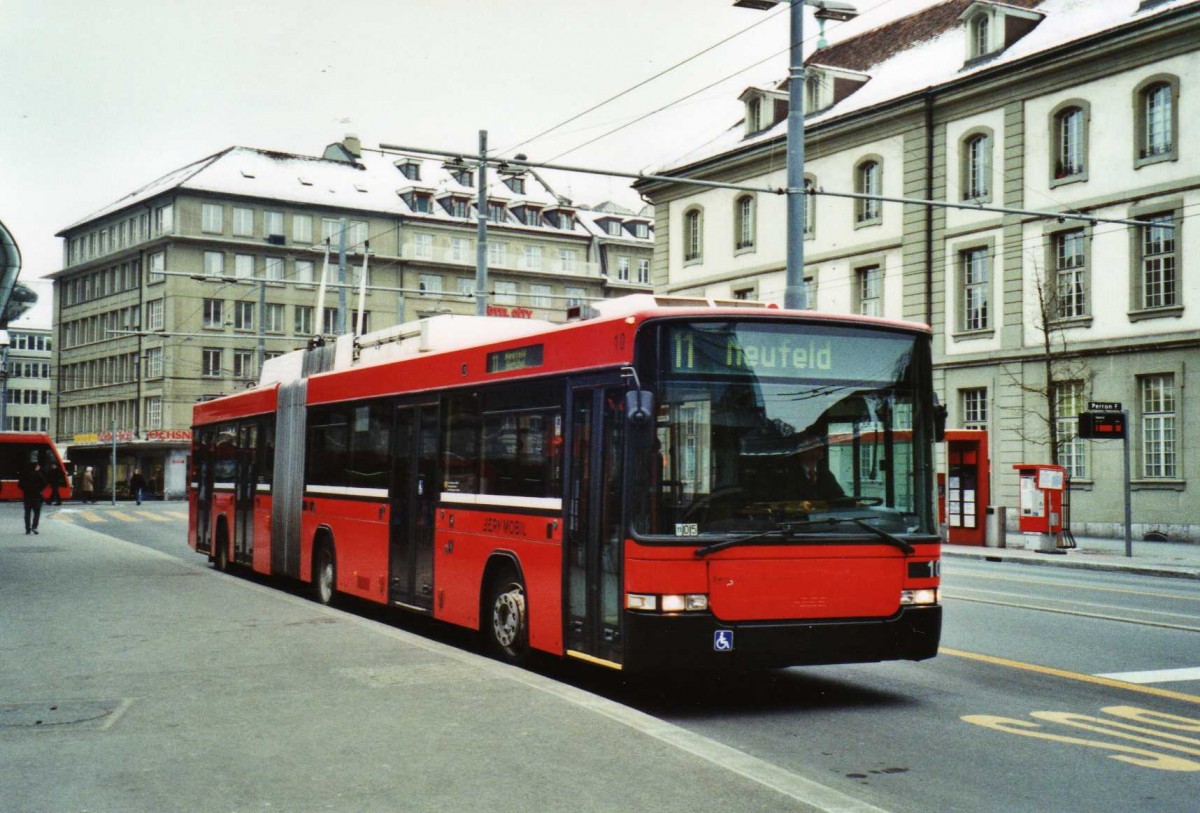 (124'328) - Bernmobil, Bern - Nr. 10 - NAW/Hess Gelenktrolleybus am 15. Februar 2010 beim Bahnhof Bern
