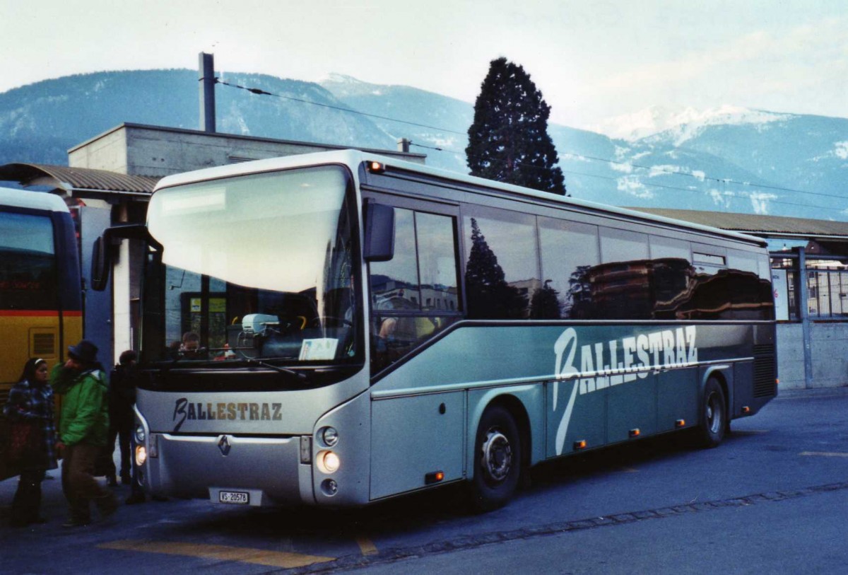 (124'609) - Ballestraz, Grne - VS 20'578 - Renault am 9. Mrz 2010 beim Bahnhof Sierre