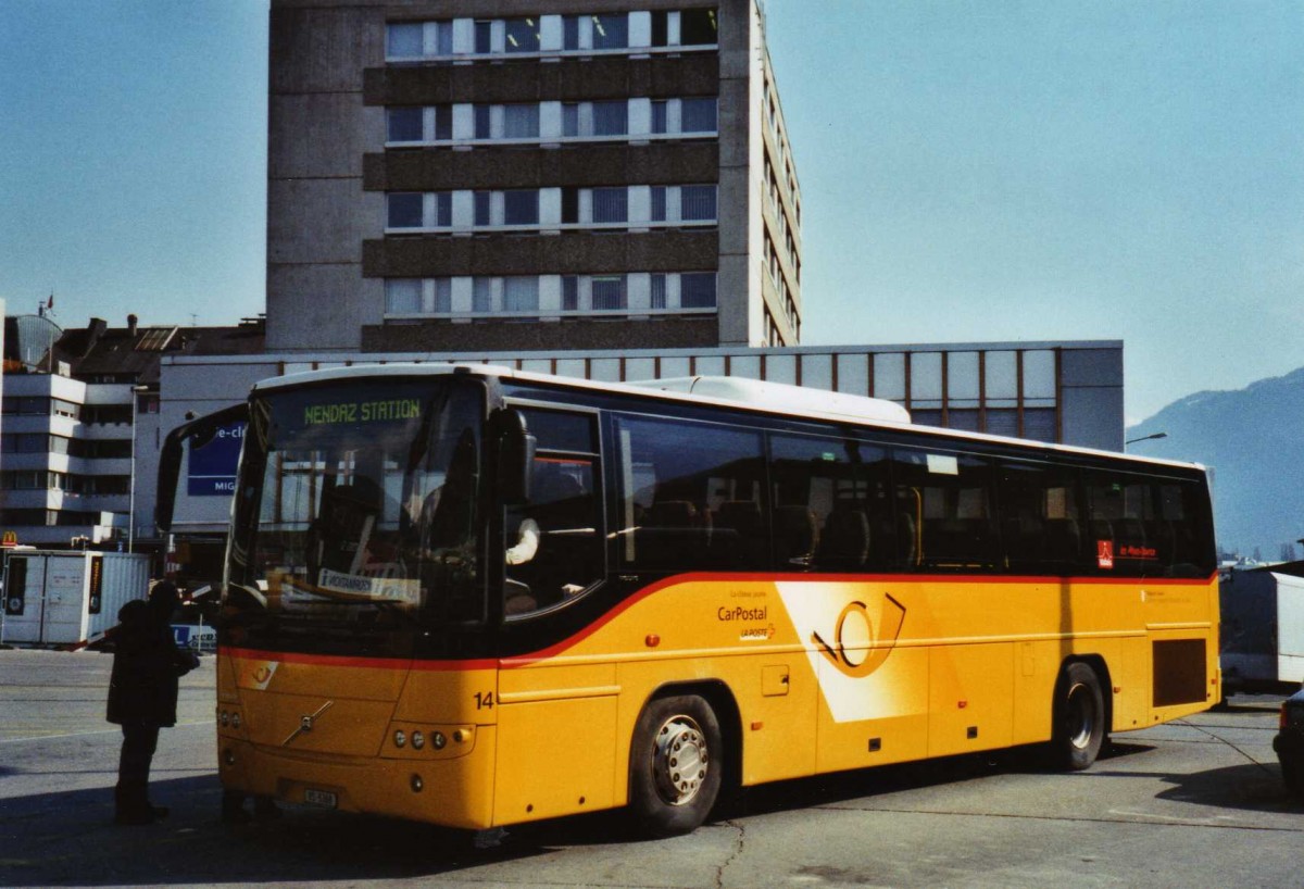 (124'628) - Lathion, Sion - Nr. 14/VS 5368 - Volvo am 9. Mrz 2010 beim Bahnhof Sion