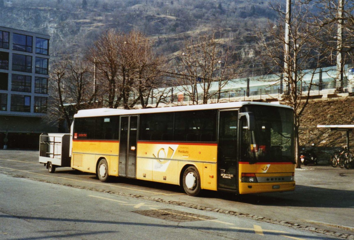 (124'836) - PostAuto Wallis - VS 245'886 - Setra am 12. Mrz 2010 beim Bahnhof Brig