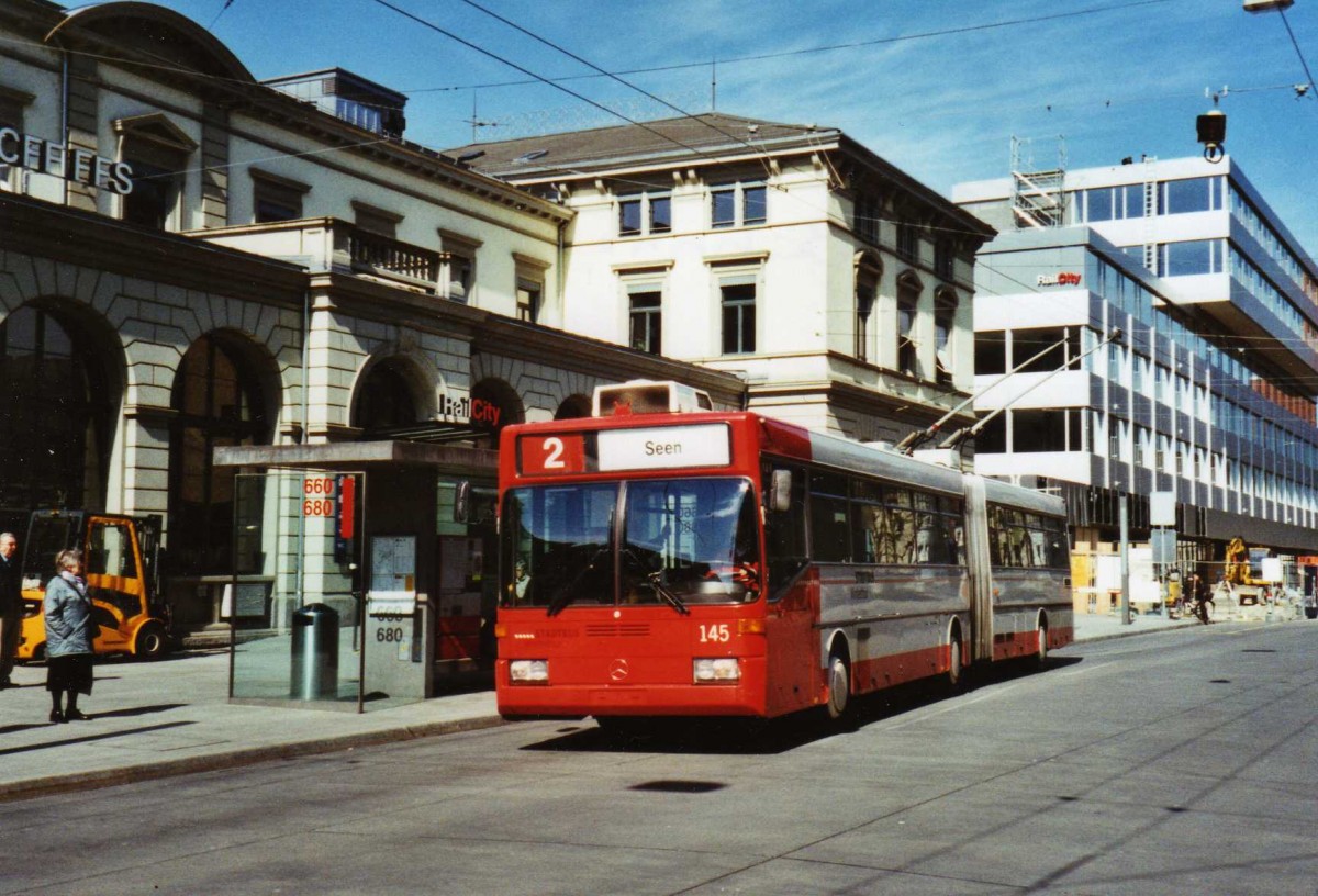 (125'024) - SW Winterthur - Nr. 145 - Mercedes Gelenktrolleybus am 17. Mrz 2010 beim Hauptbahnhof Winterthur